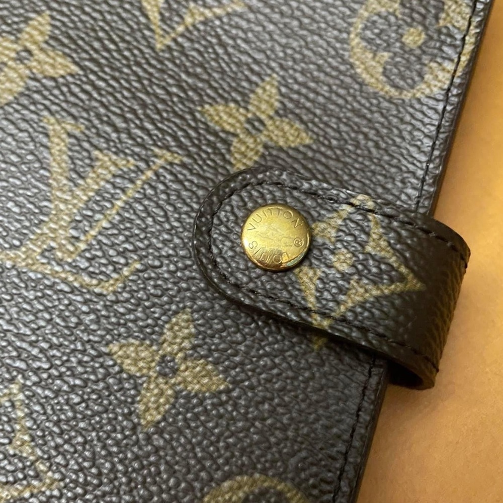 ♥️Sold♥️LV SMALL RING AGENDA COVER
in Monogram♥️ - Picture 5 of 13